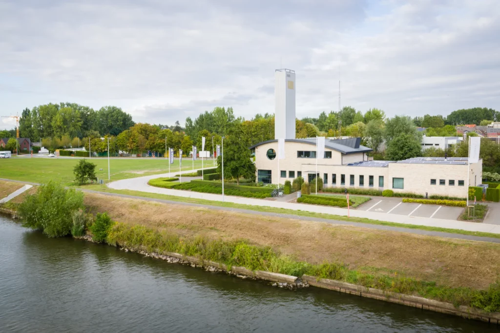 Mon3aan kantoor aan het kanaal